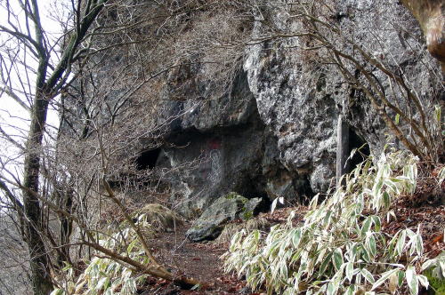 洞窟の中は寝泊りできるくらいの広さです