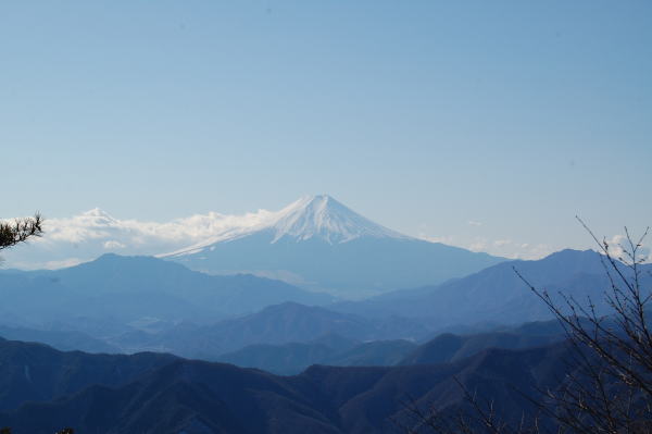 御正体山と三つ峠山を両脇に従えて堂々の富士山