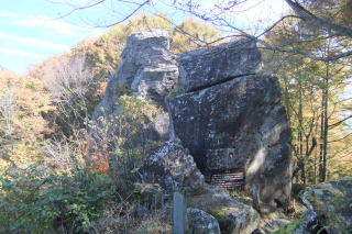 麓から見ると、大きな岩が子供の横に寄り添うように見えるらしい