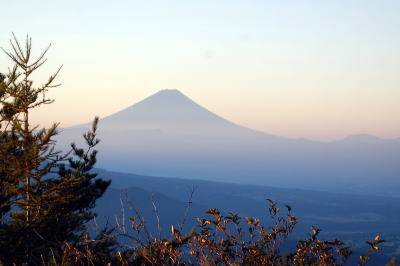 富士山の右には南アルプスが壁のよう