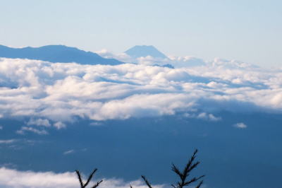 こちらは雲に浮かぶ八ヶ岳