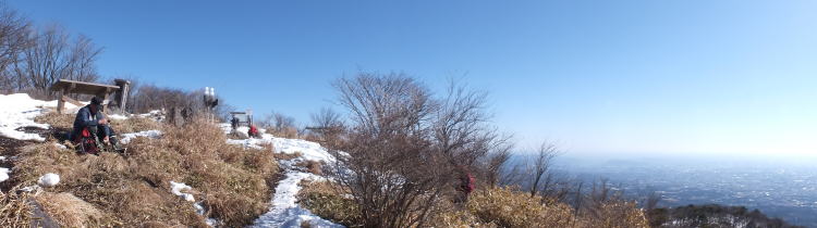 鍋割山の山頂風景です