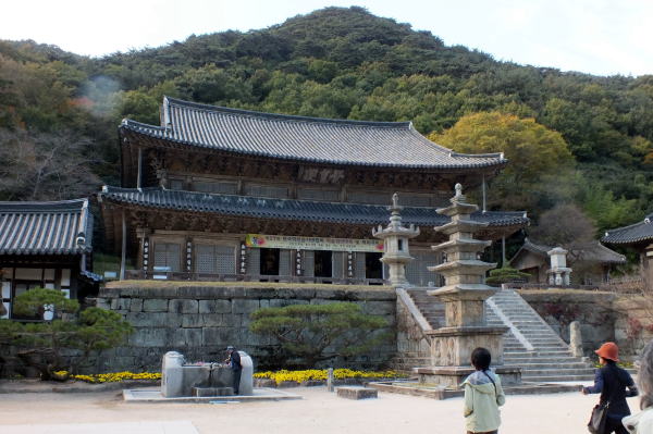 覚皇殿だけは色彩が施されていないので、日本のお寺の雰囲気があります
