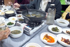 アツアツの卵雑炊のと韓国風味噌汁。フワフワ卵の下の焦げたところが美味しかった！