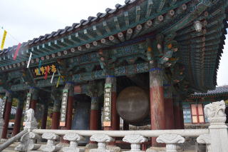 韓国のお寺の鐘は、低く吊るされていて、低い分、下の土が掘られています